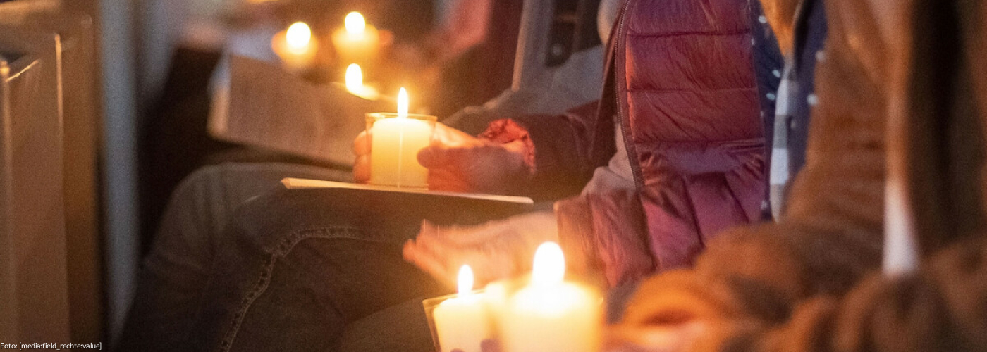 Personen mit Kerzen in den Händen beim Ostergottesdienst