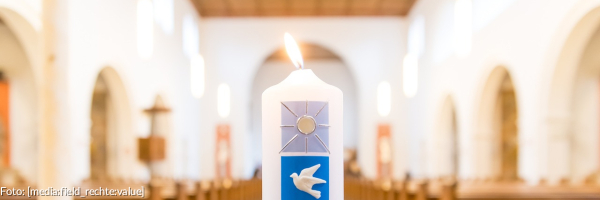 Taufkerze in Kirche