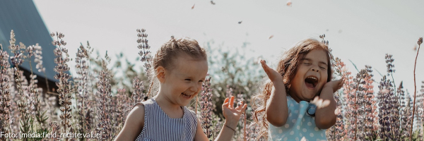 Zwei lachende Mädchen